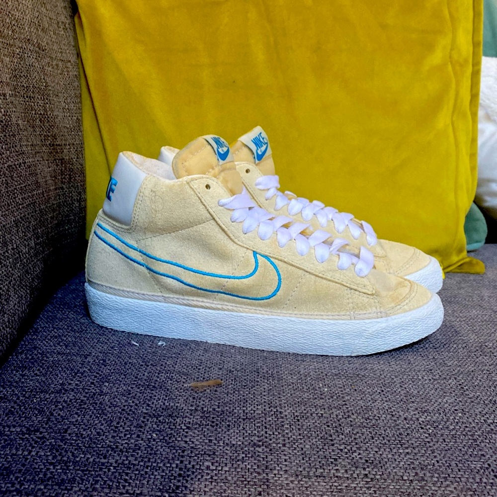 Nike Unisex Blazer Blazer Mid '77 SE size 6